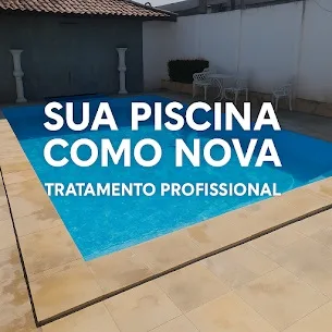Piscina residencial ao entardecer